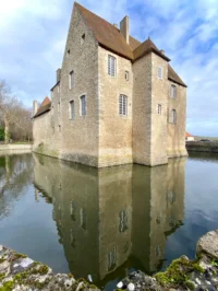 Château médiéval en pierre avec douves.