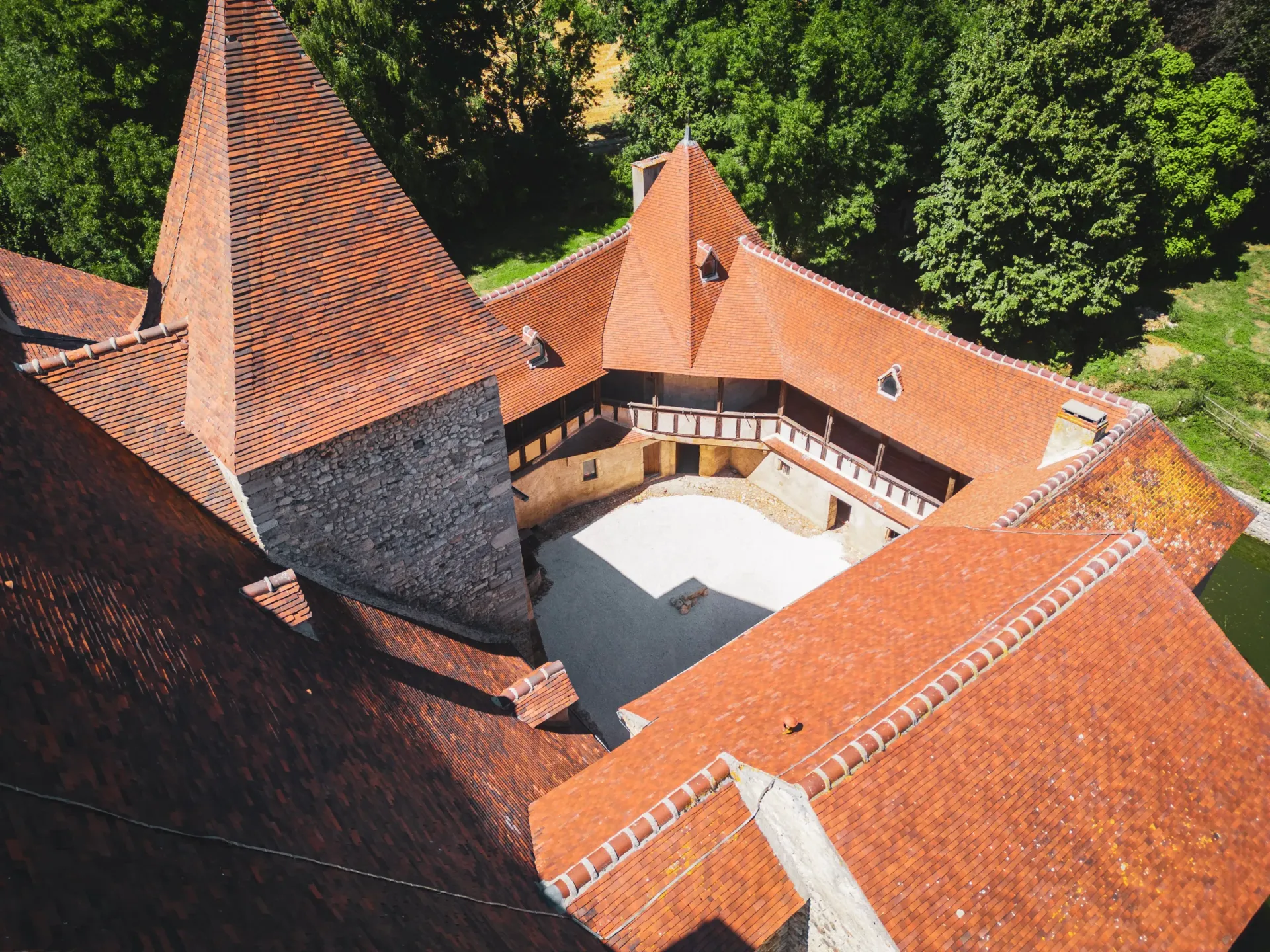 Vue aérienne d'un château avec toiture rouge