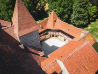 Vue aérienne d'un château avec toiture rouge