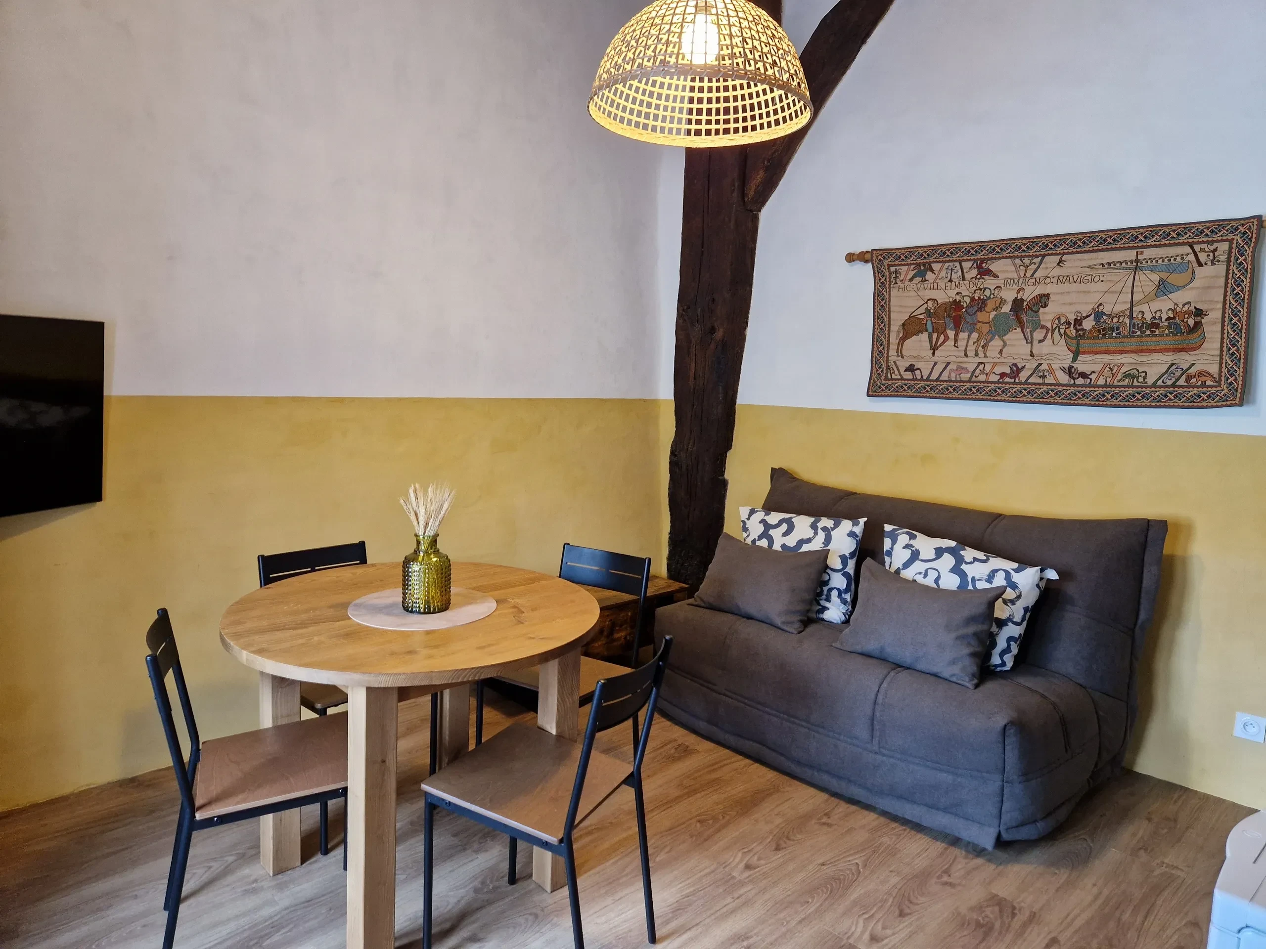 Salon moderne avec canapé et table en bois.