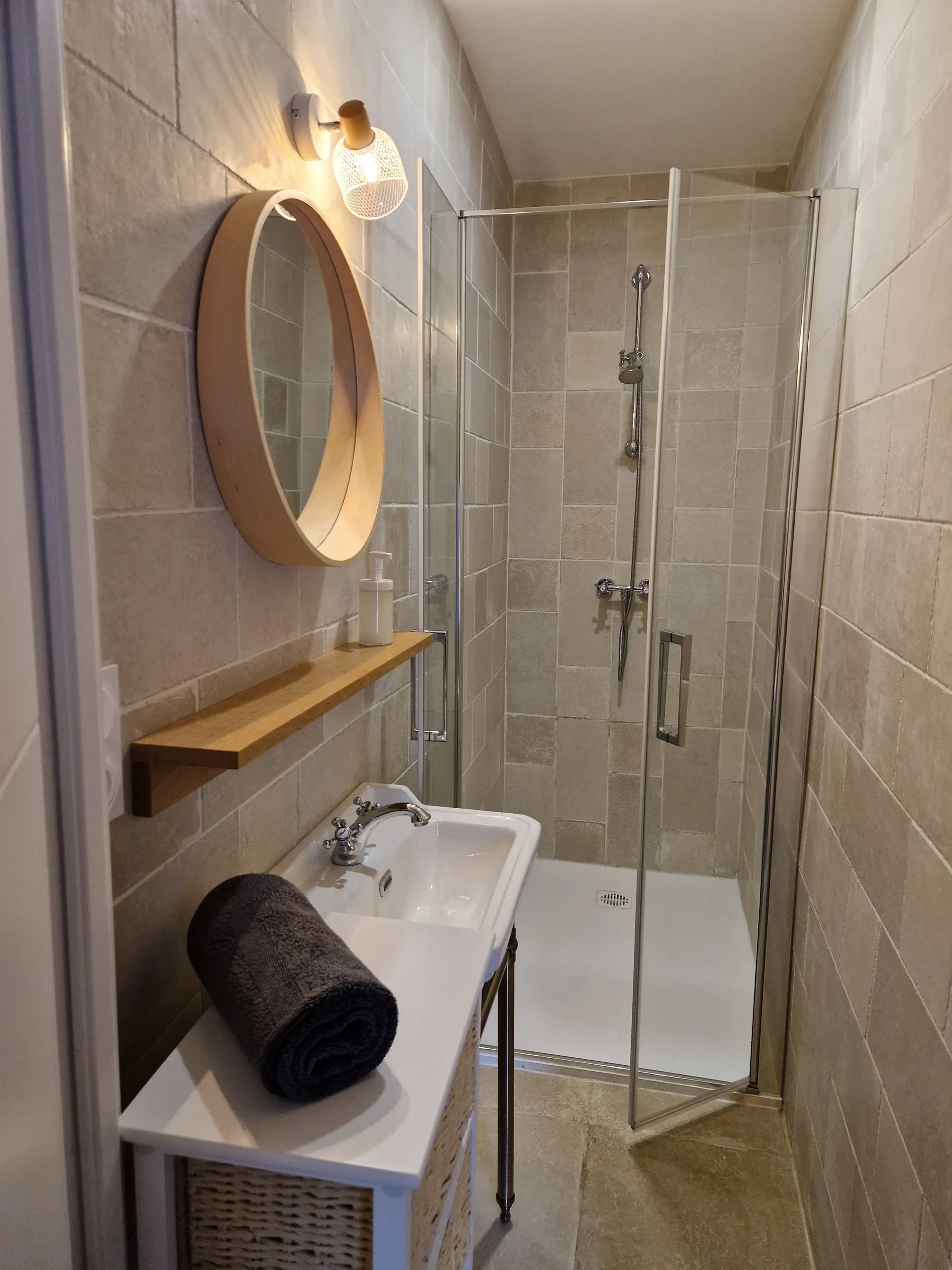 Petite salle de bain moderne avec douche vitrée.
