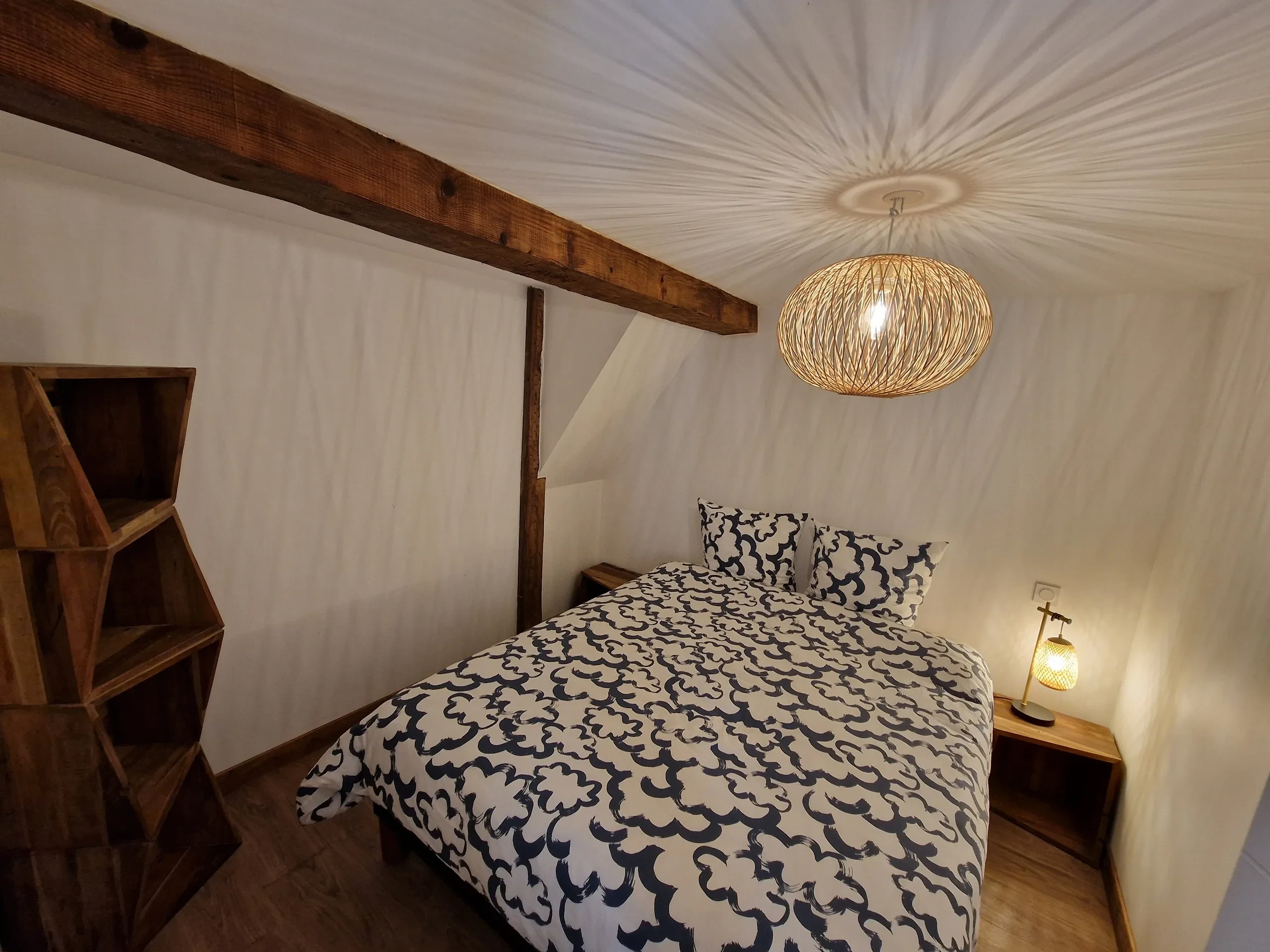 Chambre cosy avec lit et éclairage chaleureux.