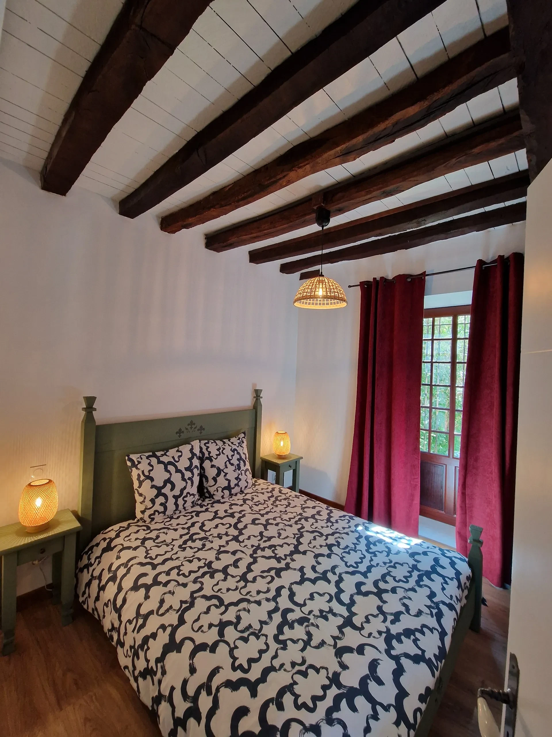 Chambre chaleureuse avec lit et lampes.