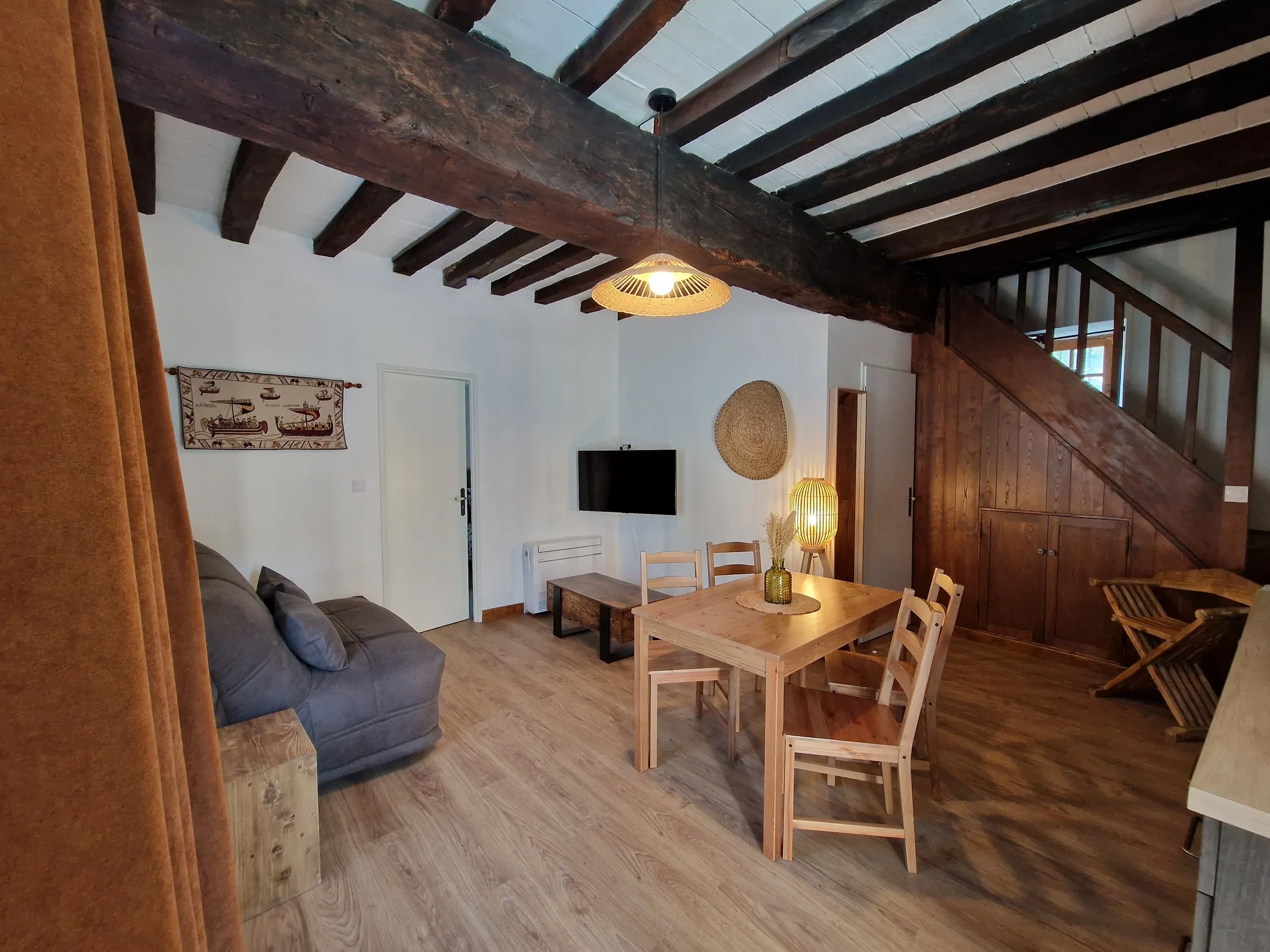 Salon rustique avec table en bois et canapé.