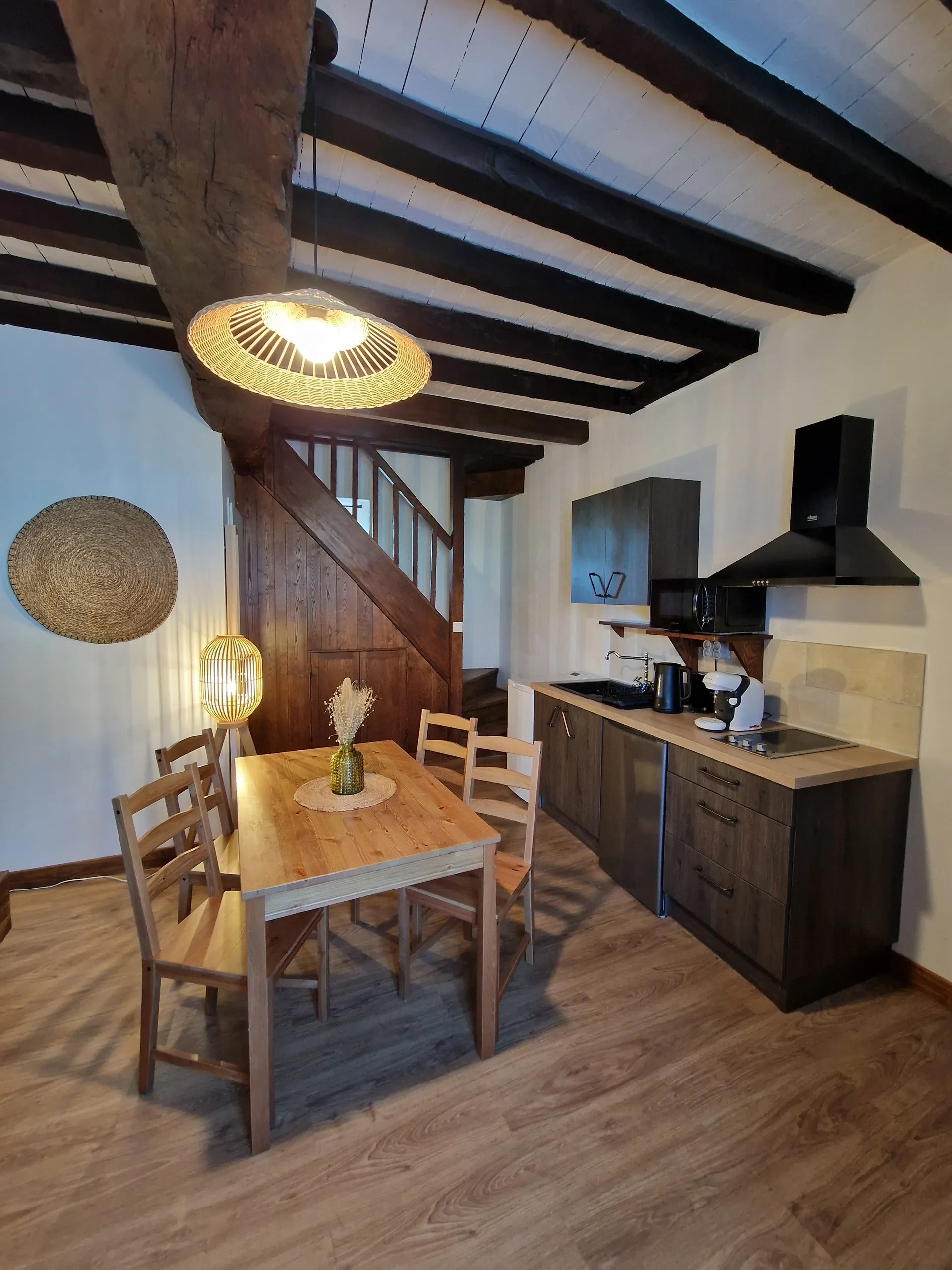 Cuisine rustique avec table en bois et chaises.