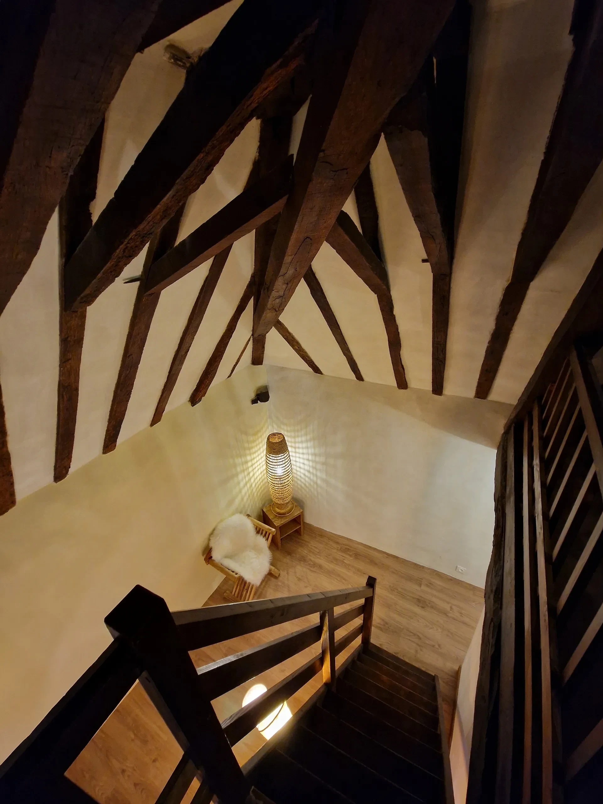 Escalier en bois avec éclairage chaud.