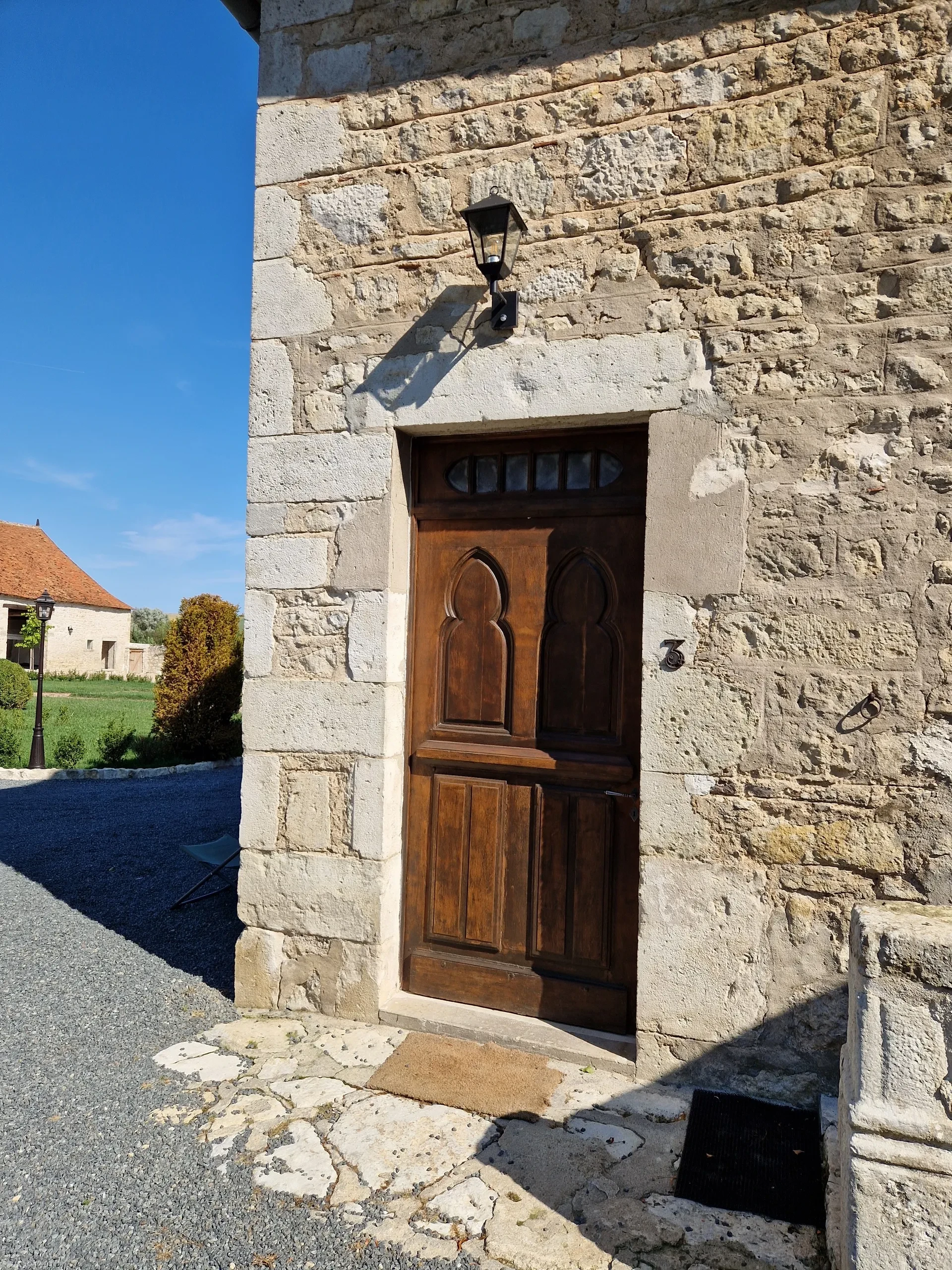 Porte en bois sur mur de pierres anciennes.