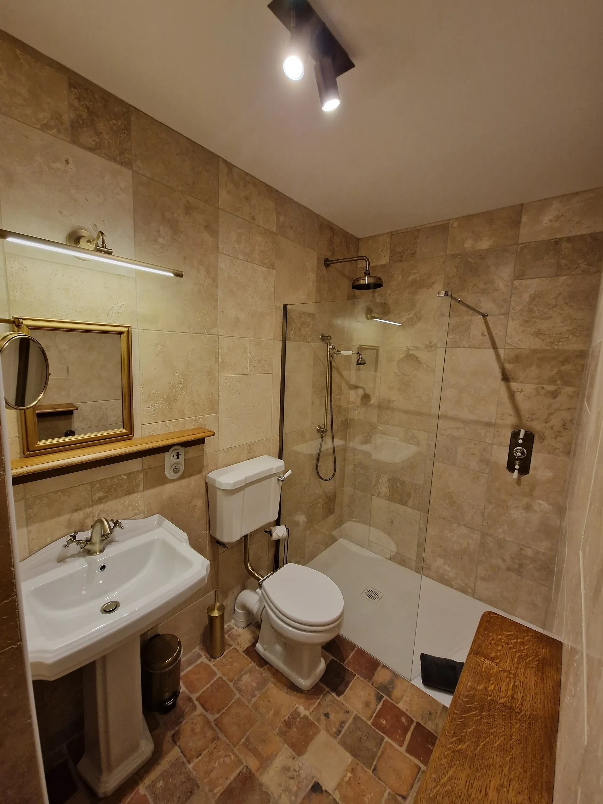 Salle de bain moderne en pierre naturelle.
