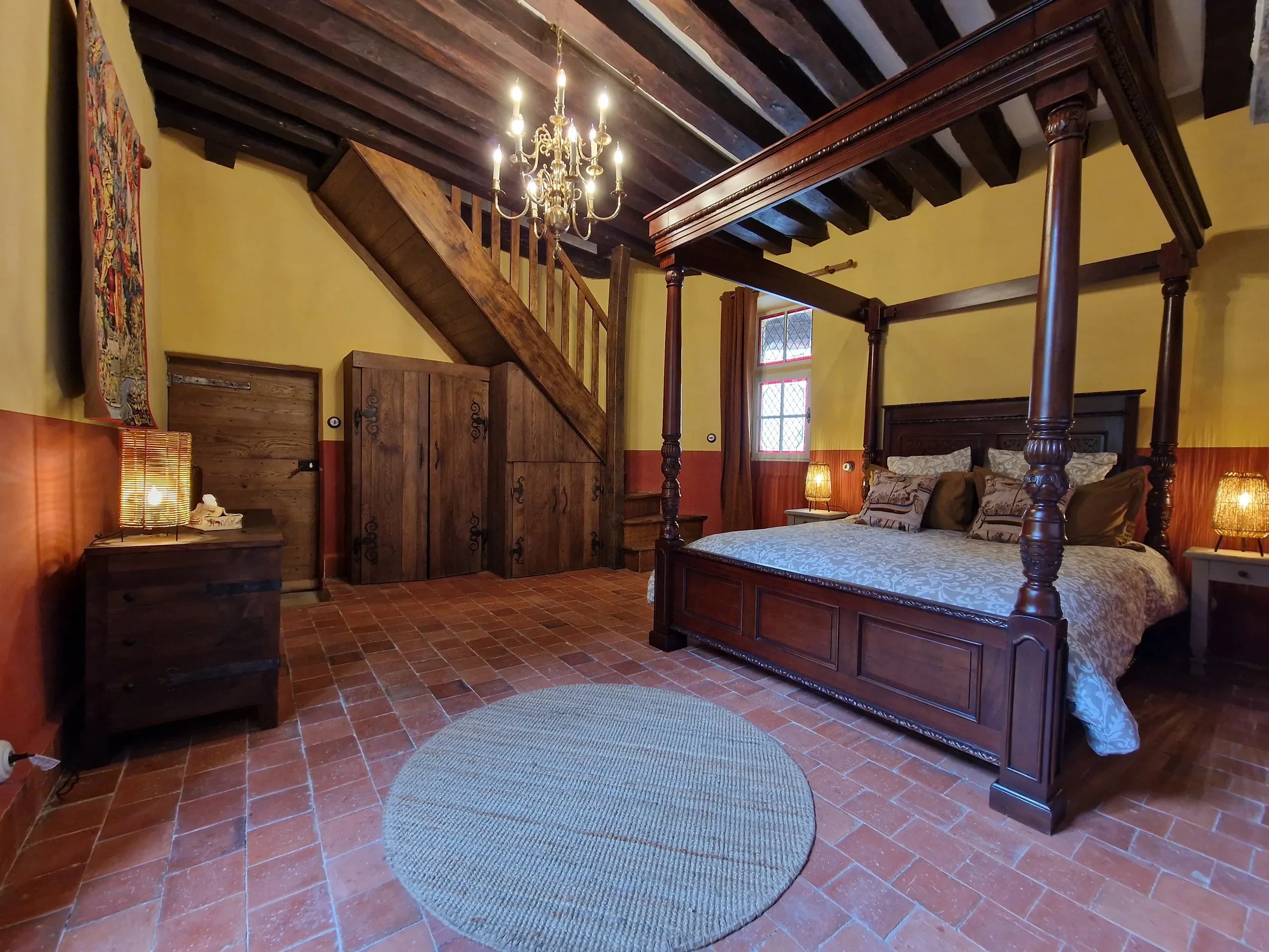 Chambre rustique avec lit à baldaquin.