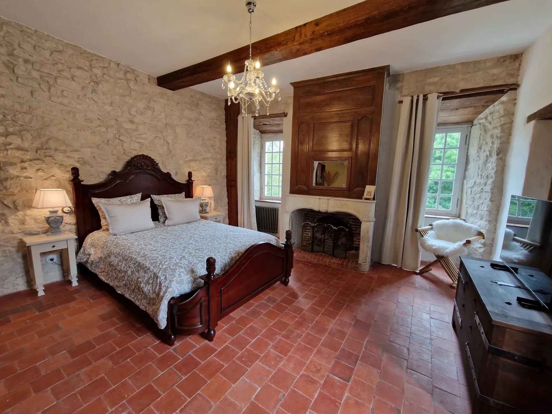 Chambre rustique avec lit en bois.