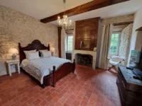 Chambre rustique avec lit en bois.