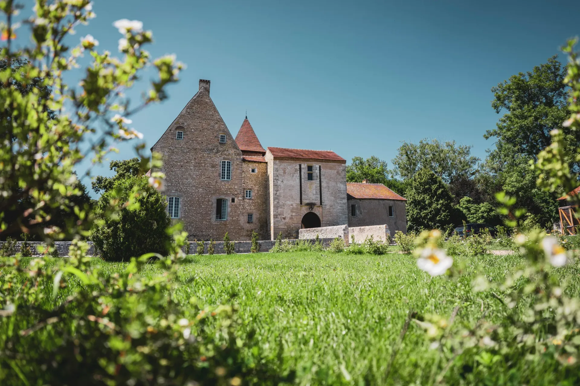 Ancien château en pierre avec jardin.