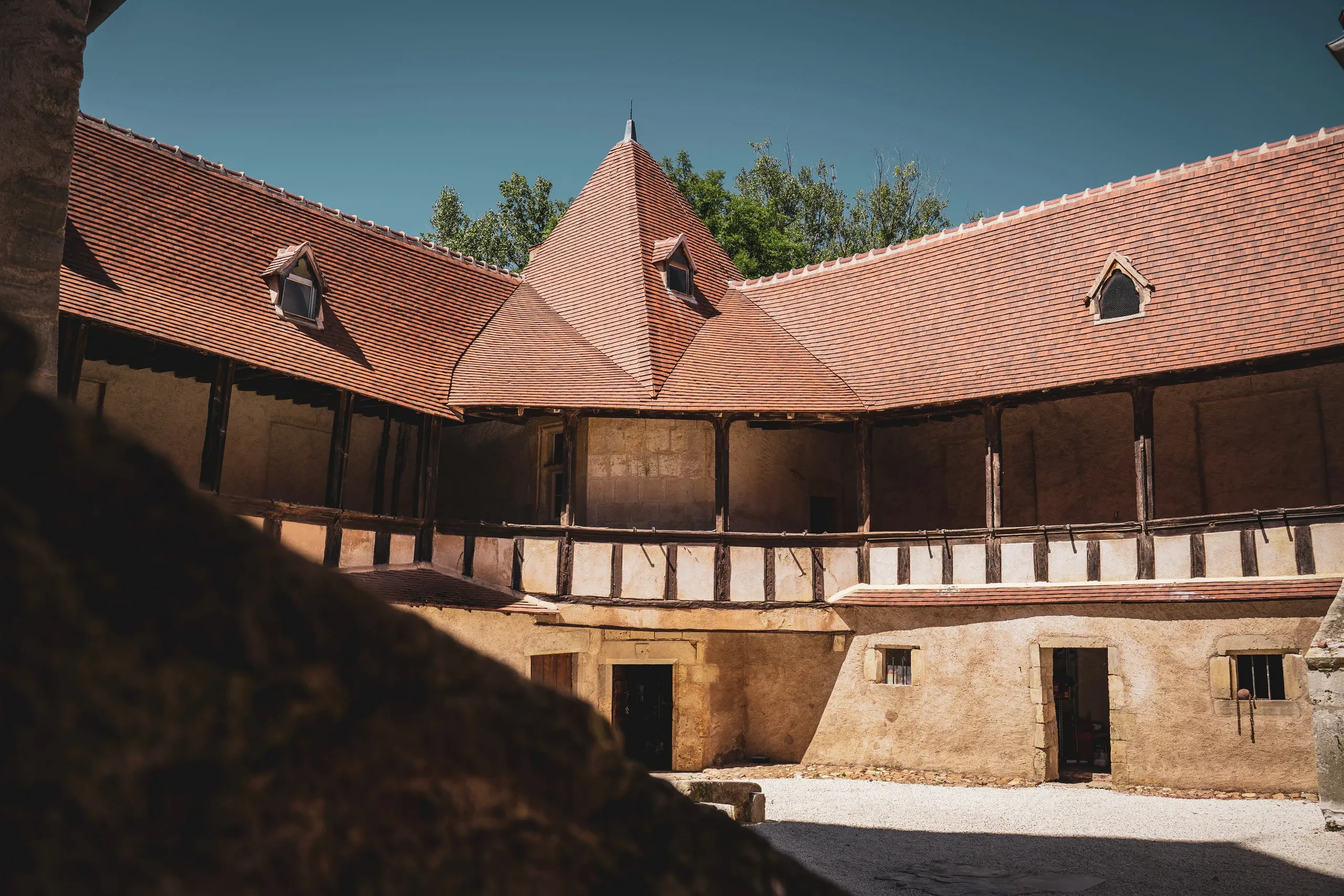 Cour intérieure d'un bâtiment historique.