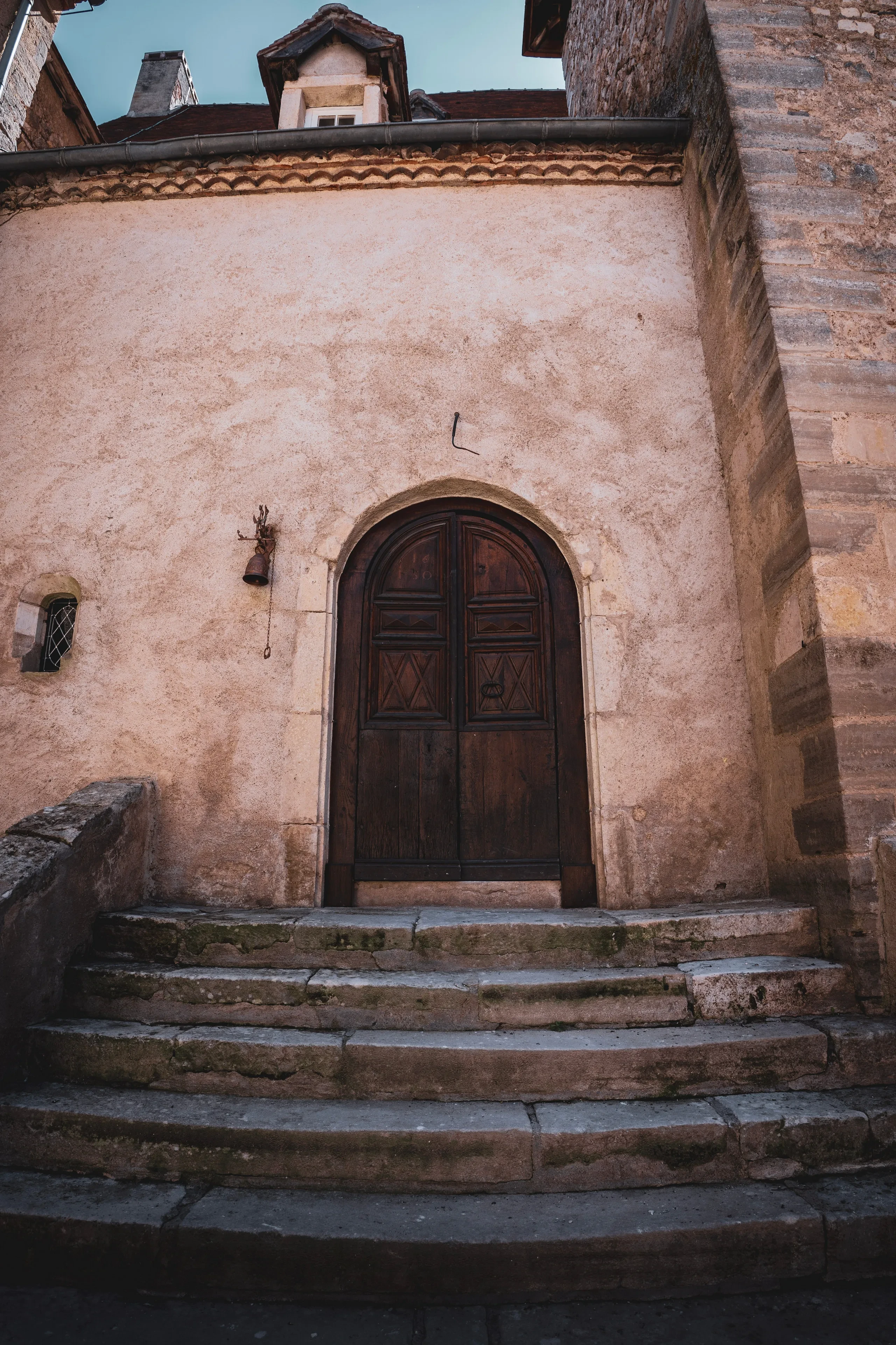 Porte en bois ancienne avec marches en pierre.
