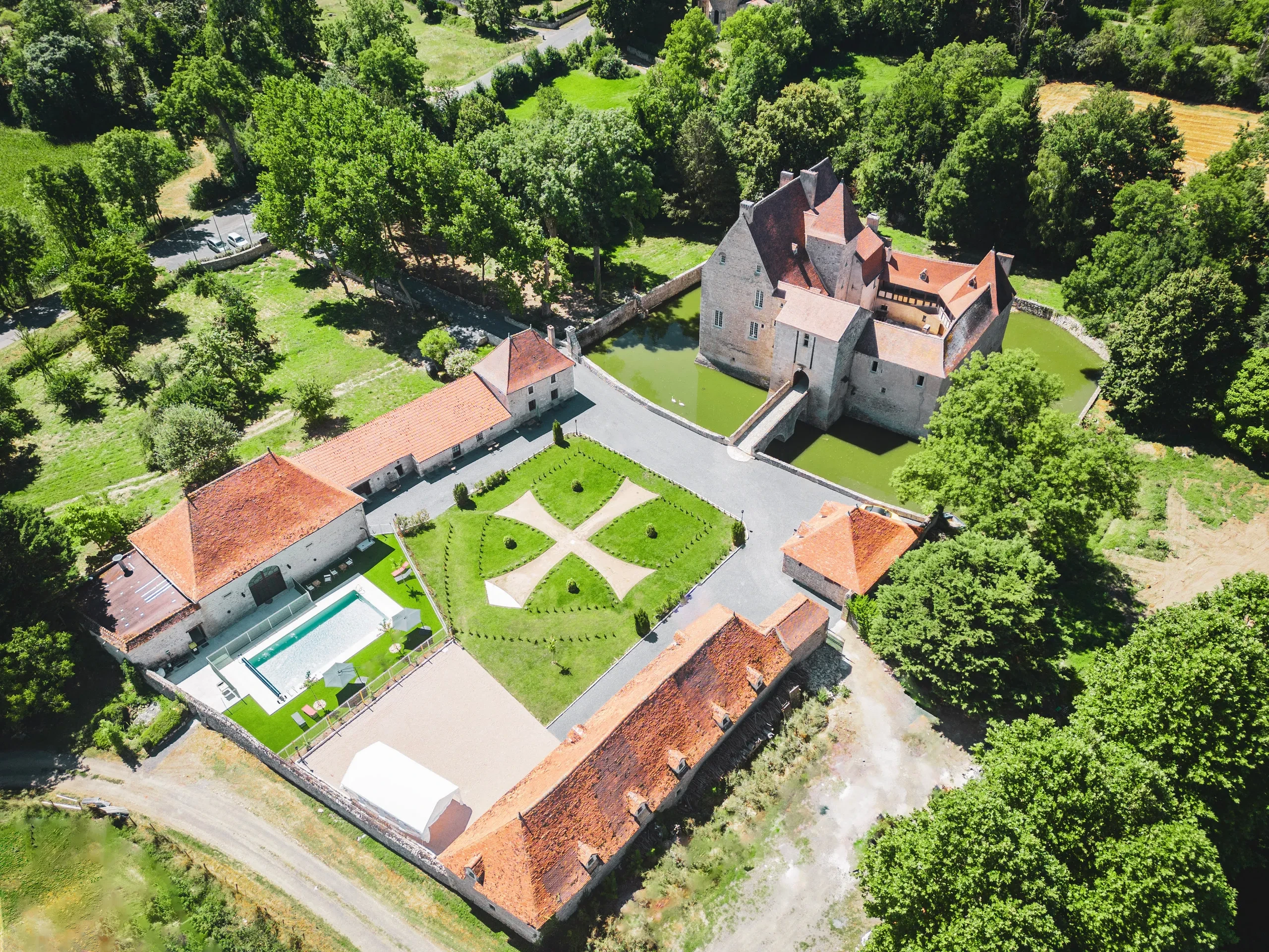 Vue aérienne d'un château entouré de douves.