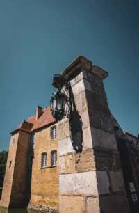 Ancien château en pierre avec lanterne métallique.