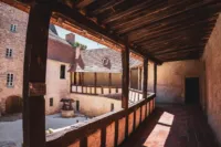 Cour intérieure d'un vieux château médiéval