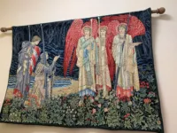 Tapisserie médiévale avec anges et chevaliers, décor floral.
