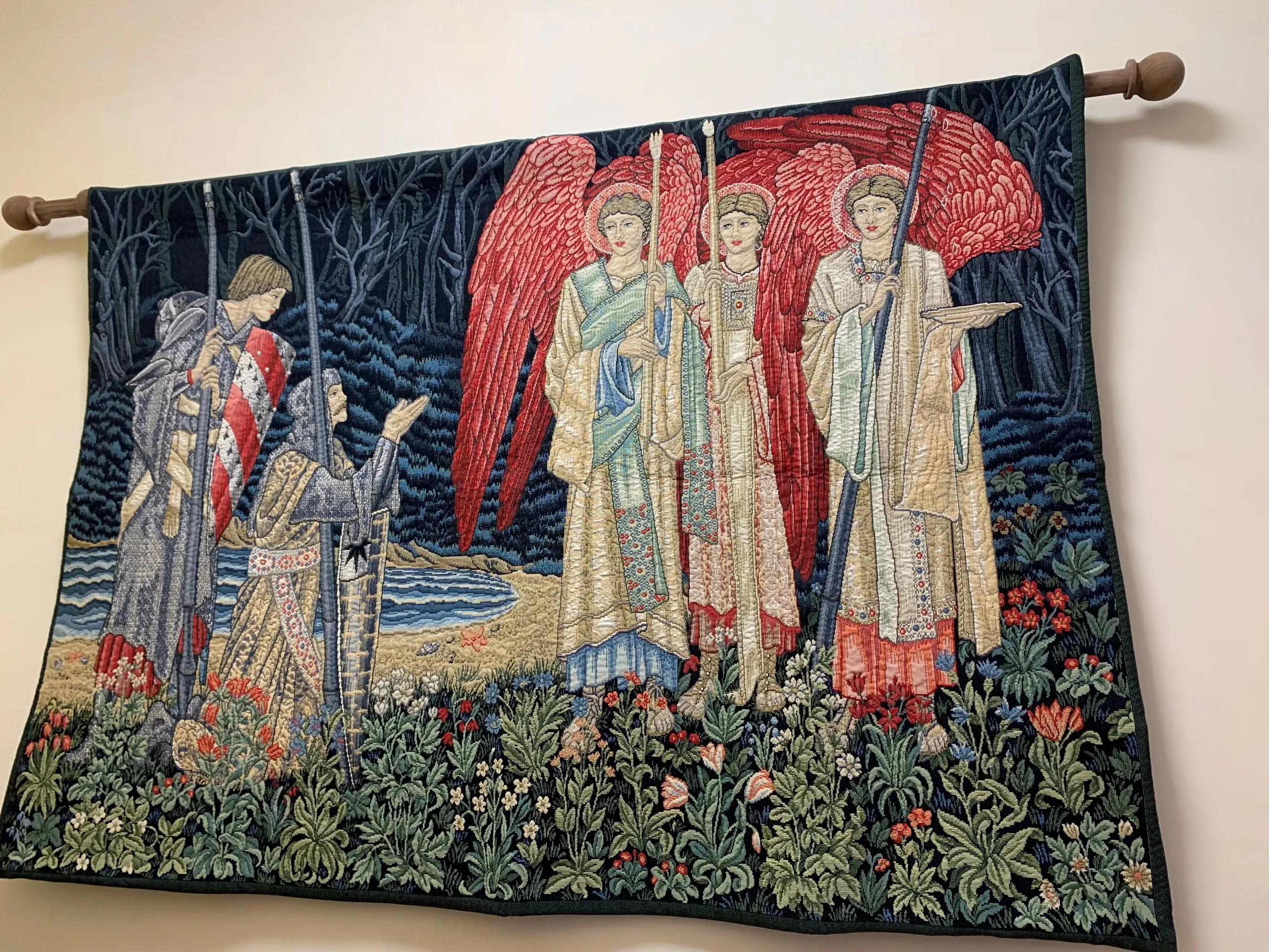 Tapisserie médiévale avec anges et chevaliers, décor floral.