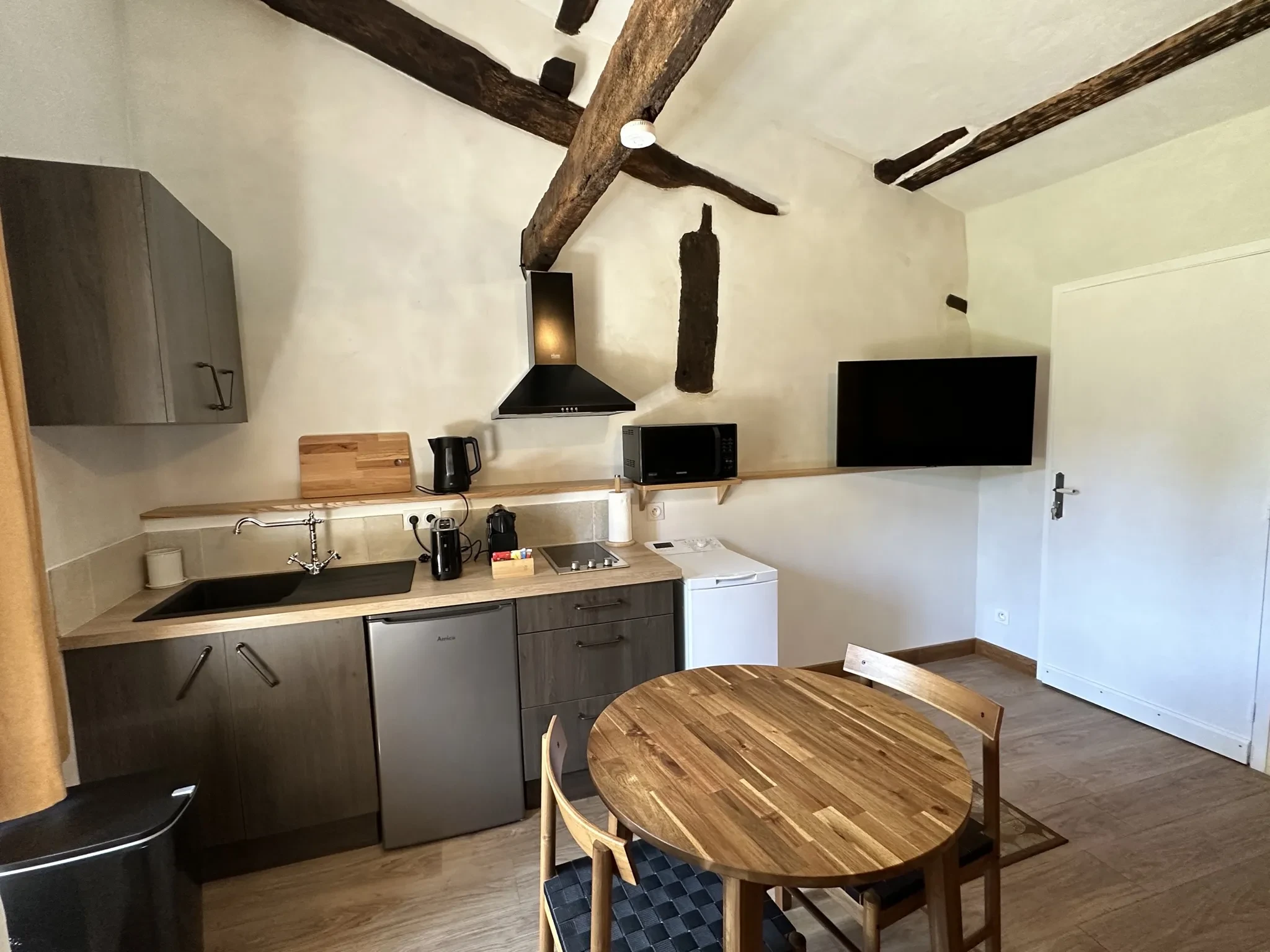 Petite cuisine moderne avec table en bois.