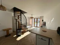Salon moderne avec escalier en colimaçon.