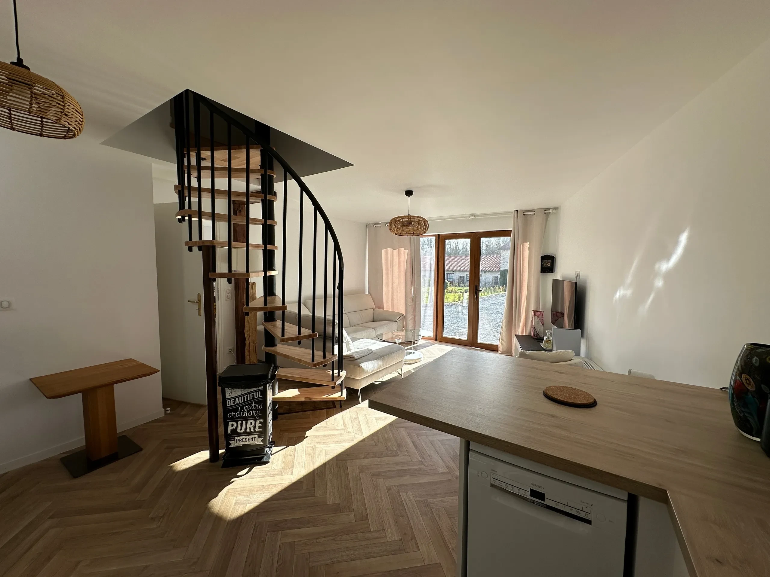 Salon moderne avec escalier en colimaçon.