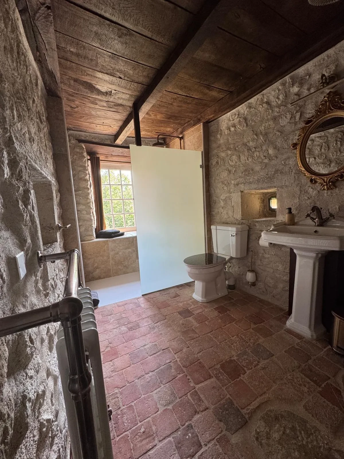 Salle de bain rustique en pierre apparente.